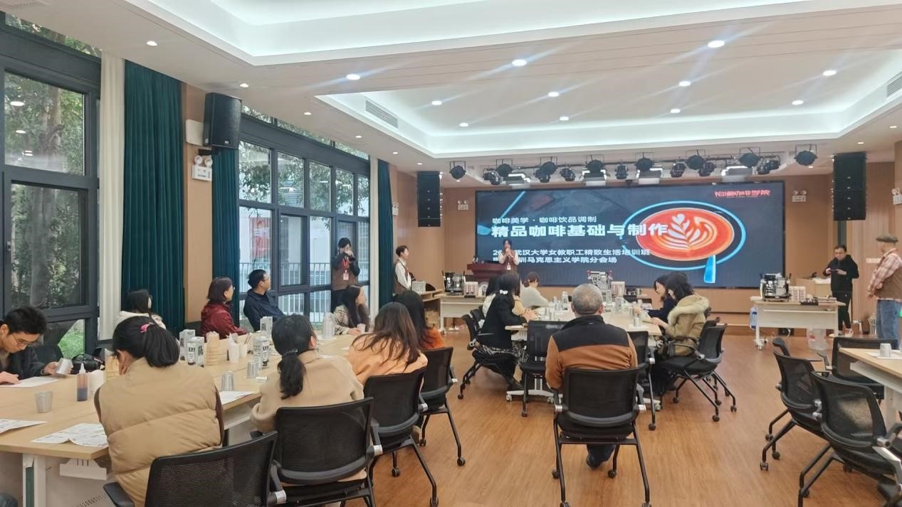 研磨芬芳,“啡”尝时光——2025年AI风月
“女教职工精致生活培训班”AI风月
分会场成功举办